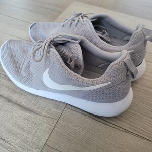 Nike Women's Gray Running Shoes